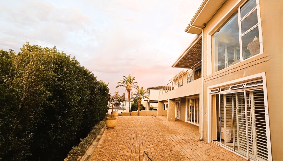 5 Bedroom Property for Sale in Middedorp Western Cape